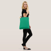 Massiver Türkishintergrund mit einer glatten Textu Tasche (Am Model)