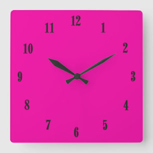 Massives Hot Pink mit schwarzen Schriften  Quadratische Wanduhr