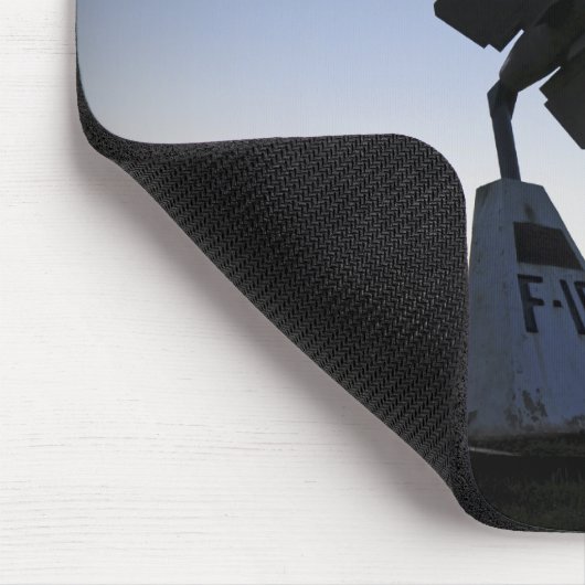 Maßstabsmodell eines F-16 C-Kampffalken Mousepad (Ecke)