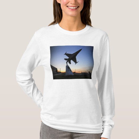 Maßstabsmodell eines F-16 C-Kampffalken T-Shirt (Vorderseite)