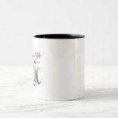 Mastermind hinter der Magie Zweifarbige Tasse (Mittel)