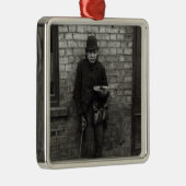 Match-Verkäufer. c.1900 Silbernes Ornament (Rechts)