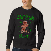 matching Christmas couple she's so sweet gingerbre Sweatshirt (Vorderseite)