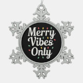 Matching Familie Weihnachten Merry Vibes nur Licht Schneeflocken Zinn-Ornament (Vorderseite)
