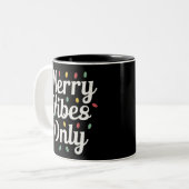 Matching Familie Weihnachten Merry Vibes nur Licht Zweifarbige Tasse (Vorderseite Links)