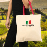 Matching Family Italien Trip Italienische Flagge C Tragetasche<br><div class="desc">Reisen nach Italien mit Ihrer Familie oder einer Reisegruppe? Dann ist diese Tasche perfekt - Design mit der italienischen Flagge und 2 Zeilen Text nach Maß. Fügen Sie Ihren Familiennamen oder Gruppennamen,  das Urlaubsdatum oder jeden beliebigen benutzerdefinierten Text hinzu. Einfach und klassisch - perfekt für italienische Abenteuer und Ausflüge.</div>