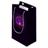 Matching Happy Diwali Lila Kleine Geschenktüte (Vorderseite Schrägansicht)