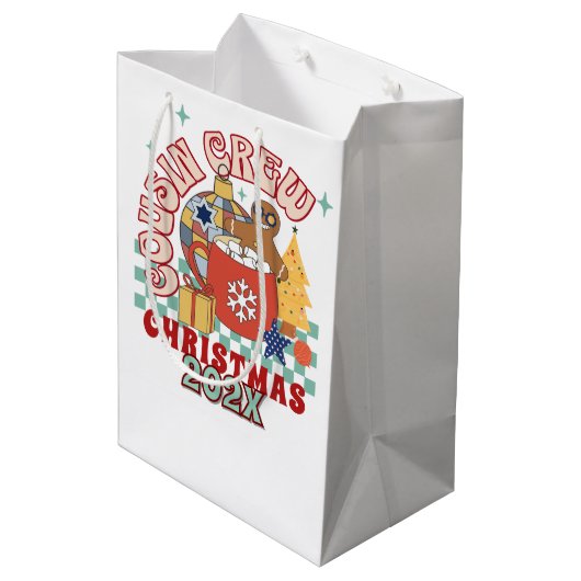 Matching Retro Cousin Crew Weihnachtskinder Mittlere Geschenktüte (Rückseite Schrägansicht)