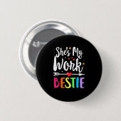 Matching Work Best Friend She's My Work Bestie Button (Vorne & Hinten)