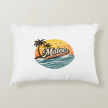 Mateo Retro Sunset Name Design Dekokissen<br><div class="desc">A bold retro sunset name design featuring “Mateo” in a clean vintage style. Simple,  modern,  and easy to personalize. Great for gifts,  birthdays,  or anyone who wants a stylish name design.</div>