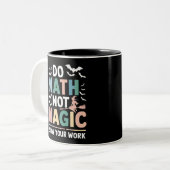 Mathe Not Magic Mathe Lehrer zeigen Ihre Arbeit Zweifarbige Tasse (Vorderseite Links)