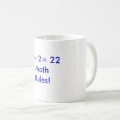 Mathe ordnet Tasse an (VorderseiteRechts)