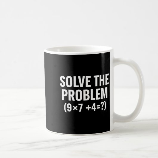 Mathematik löst das Problem (9x7+4=_) Lustige Math Kaffeetasse (Rechts)