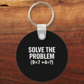 Mathematik löst das Problem (9x7+4=_) Lustige Math Schlüsselanhänger (Vorderseite)