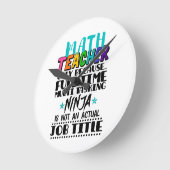 Mathematiklehrer nur wegen Vollzeit-Multitasking Runde Wanduhr (Winkel)