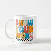 Mathematiklehrer zeigen Niedliche Testtagslehrerin Kaffeetasse (Links)