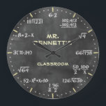 Mathematische Gleichungen Personalizable Uhr<br><div class="desc">Eine personalizable dekorative Wanduhr der einzigartigen mathematischen Gleichungstafel. Ein großer Zusatz zu irgendeinem Zuhause,  zu Schule oder zu Büro. Macht auch eine große Geschenkidee für jeden möglichen Lehrer oder Professor.</div>