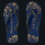 Matron Honor Gold Foliage Muster Navy Blue Badesandalen<br><div class="desc">Diese wunderschöne goldgelbe Blattmuster marineblaue Matrone mit Ehrenflippenstöcken hat einen dunkelblauen Hintergrund, der mit einem aufwändigen goldenen Blumenmuster und einer individuell anpassbaren modernen Typografie geschmückt ist. Die Kombination der reichen Marine mit dem schimmernden Gold schaffen eine elegante und luxuriöse Ästhetik. Es ist ein schönes Geschenk für Ihr Brautparty. Anzeigen der...</div>