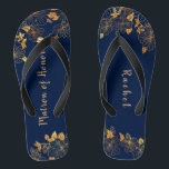 Matron Honor Gold Foliage Muster Navy Blue Badesandalen<br><div class="desc">Diese wunderschöne goldgelbe Blattmuster marineblaue Matrone mit Ehrenflippenstöcken hat einen dunkelblauen Hintergrund, der mit einem aufwändigen goldenen Blumenmuster und einer individuell anpassbaren modernen Typografie geschmückt ist. Die Kombination der reichen Marine mit dem schimmernden Gold schaffen eine elegante und luxuriöse Ästhetik. Es ist ein schönes Geschenk für Ihr Brautparty. Anzeigen der...</div>