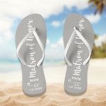 Matron of Honey Gastgeschenk Hochzeit Name Monogra Badesandalen<br><div class="desc">Überraschen Sie Ihre Ehrenmatrone mit diesen lustigen Flip Flops - personalisieren Sie mit ihrem Namen oder Monogramm und dem Hochzeitsdatum. Die Hintergrundfarbe kann an die Hochzeitsfarben angepasst werden. Das ist ein perfekter Brautparty-Gefallen und etwas, das sie während der Hochzeit oder auf der Tanzfläche tragen kann. Modern und trendig, aber einfach...</div>