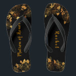 Matron of Honor Luxury Black Gold Foliage Muster Badesandalen<br><div class="desc">Diese prächtige schwarz-goldene Blattmuster-Matrone aus Ehrenflip-Flops besticht durch eine luxuriöse Schwarz- und Goldpalette. Sie zeichnet sich durch ein atemberaubendes goldfarbenes Blumenmuster und modernes typografisches Set vor schwarzem Hintergrund aus und strahlt Eleganz und Eleganz aus. Es ist ein schönes Geschenk für Ihr Brautparty. Anzeigen der Auflistung auf dieser Seite, um passende...</div>
