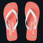 Matron of Honor NAME Coral Badesandalen<br><div class="desc">Heller Korallenhintergrund mit Ehrengatter in weißem Text und Name und Datum der Hochzeit in türkisblau geschrieben. Hübsches Strandziel Flip Flops als Teil der Hochzeitsfeier Gefallen. Originale Entwürfe von TamiraZDesign.</div>