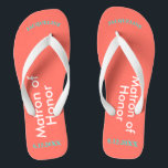 Matron of Honor NAME Coral Badesandalen<br><div class="desc">Heller Korallenhintergrund mit Ehrengatter in weißem Text und Name und Datum der Hochzeit in türkisblau geschrieben. Hübsches Strandziel Flip Flops als Teil der Hochzeitsfeier Gefallen. Originale Entwürfe von TamiraZDesign.</div>