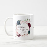 Matron of Honor Red & Navy Rose Watercolor Kranz Kaffeetasse<br><div class="desc">Schicken Sie ein wunderschönes personalisiertes Geschenk für Ihre phantastische Ehrenmatrone, die sie jahrelang schätzen wird, um mit unserer eleganten bordeauxfarbenen und marinebrandigen Rose Aquarell Rose individuelle Name Tasse zu kommen. Das Design zeichnet sich durch unsere bemalten, eleganten Aquarellfarben-Blume aus. Eine wunderschöne Blumenstruktur aus roter Bordeaux, tiefer Blues und Rosa Blume...</div>