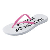 Matrone der Ehrenbraut-Hochzeit drehen Reinfälle Badesandalen (Schrägansicht)