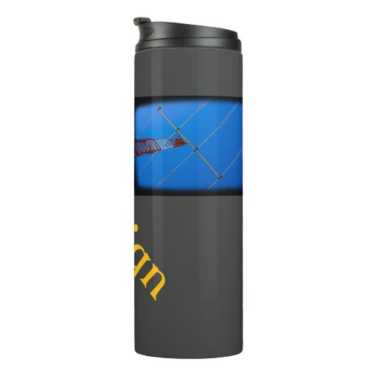 Matte Black mit Ihrem Rufzeichen Thermosbecher (Nach rechts gedreht)