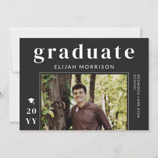 Matte Black Modern Typografy Foto Abschluss Einladung (Vorderseite)