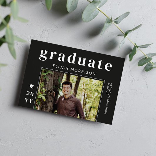 Matte Black Modern Typografy Foto Abschluss Einladung