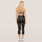 Matte Gold und Rose Gold Flakes Black Capri Leggings (Rückseite)