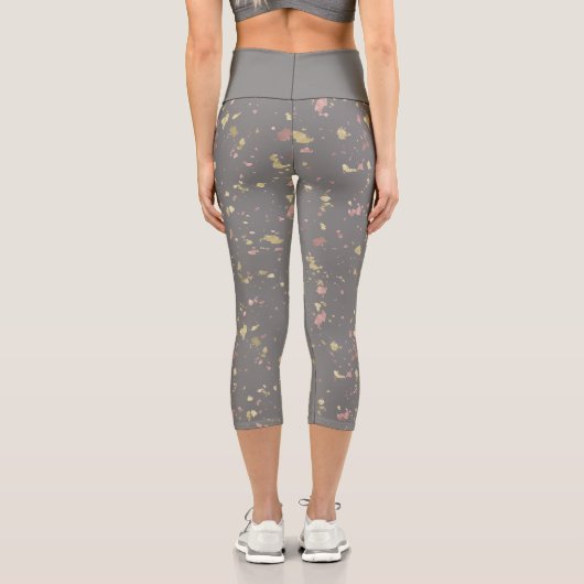 Matte Gold und Rose Gold Flakes Dunkelgrau Capri Leggings (Rückseite)