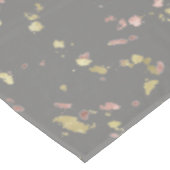 Matte Gold und Rose Gold Flakes Dunkelgrau Tischdecke (Schrägansicht)
