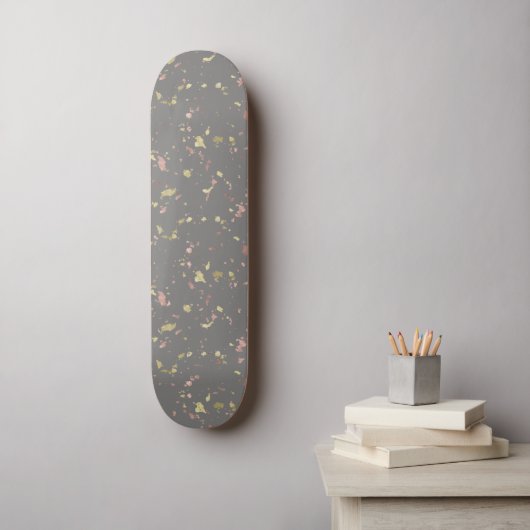 Matte Gold und Rose Gold Flakes Warmes Dunkles Gra Skateboard (Wandkunst)