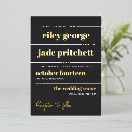 Matte Schwarz-weiße Goldtypografie 2 in 1 Hochzeit Folieneinladung (Stehend vorne)