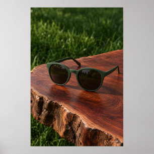 Mattgrüne Sonnenbrille auf rotem Holzeditorialdruc Poster