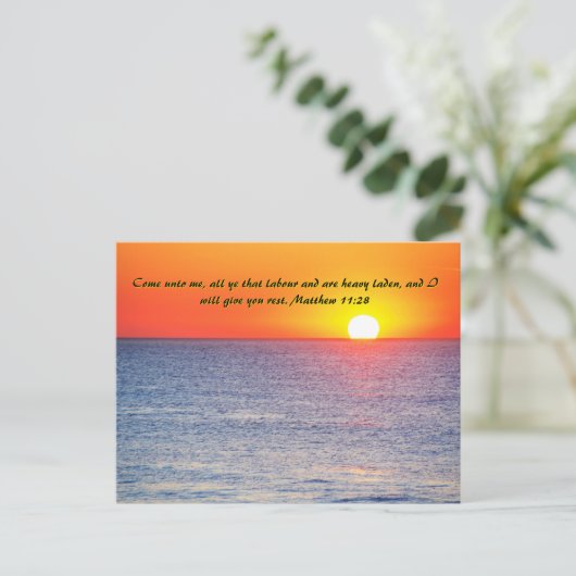 Matthew 11:28 Roter Sonnenuntergang im Ozean bald  Postkarte (Stehend Vorderseite)
