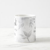 Matthew 19:26 Moderne Schwarz-weiße Aquarellblume Kaffeetasse (Mittel)