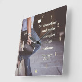 Matthew 28:19 Go and make disciples of all nations Quadratische Wanduhr (Winkel)