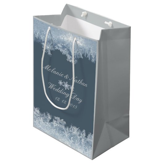 Mattiert Blue Winter Wedding Custom Mittlere Geschenktüte (Vorderseite Schrägansicht)