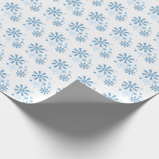 Mattiert Flurries Blue Snowflake Wrapping Paper Geschenkpapier (Ecke)