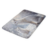 "Mattierte Anleihen: The Arctic Fox and their Cub" Badematte (Schrägansicht)