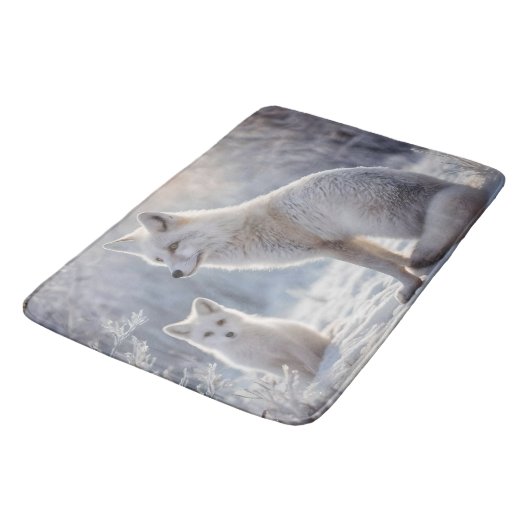"Mattierte Anleihen: The Arctic Fox and their Cub" Badematte (Schrägansicht)