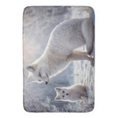 "Mattierte Anleihen: The Arctic Fox and their Cub" Badematte (Vorderseite Vertikal)