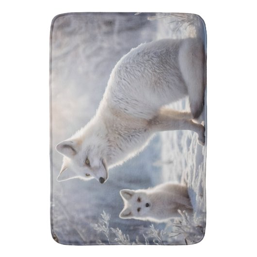 "Mattierte Anleihen: The Arctic Fox and their Cub" Badematte (Vorderseite Vertikal)