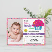 Mattierte Cupcakes Regenbogen Sprinkle Whimsisches Einladung (Stehend Vorderseite)