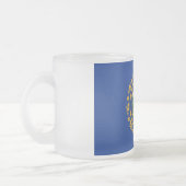 Mattierte kleine Tasse aus Glas mit der Fahne von  (Links)
