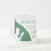 Mattierte Tasse aus Glas mit Adirondack EAP-Logo (Vorderseite Links)